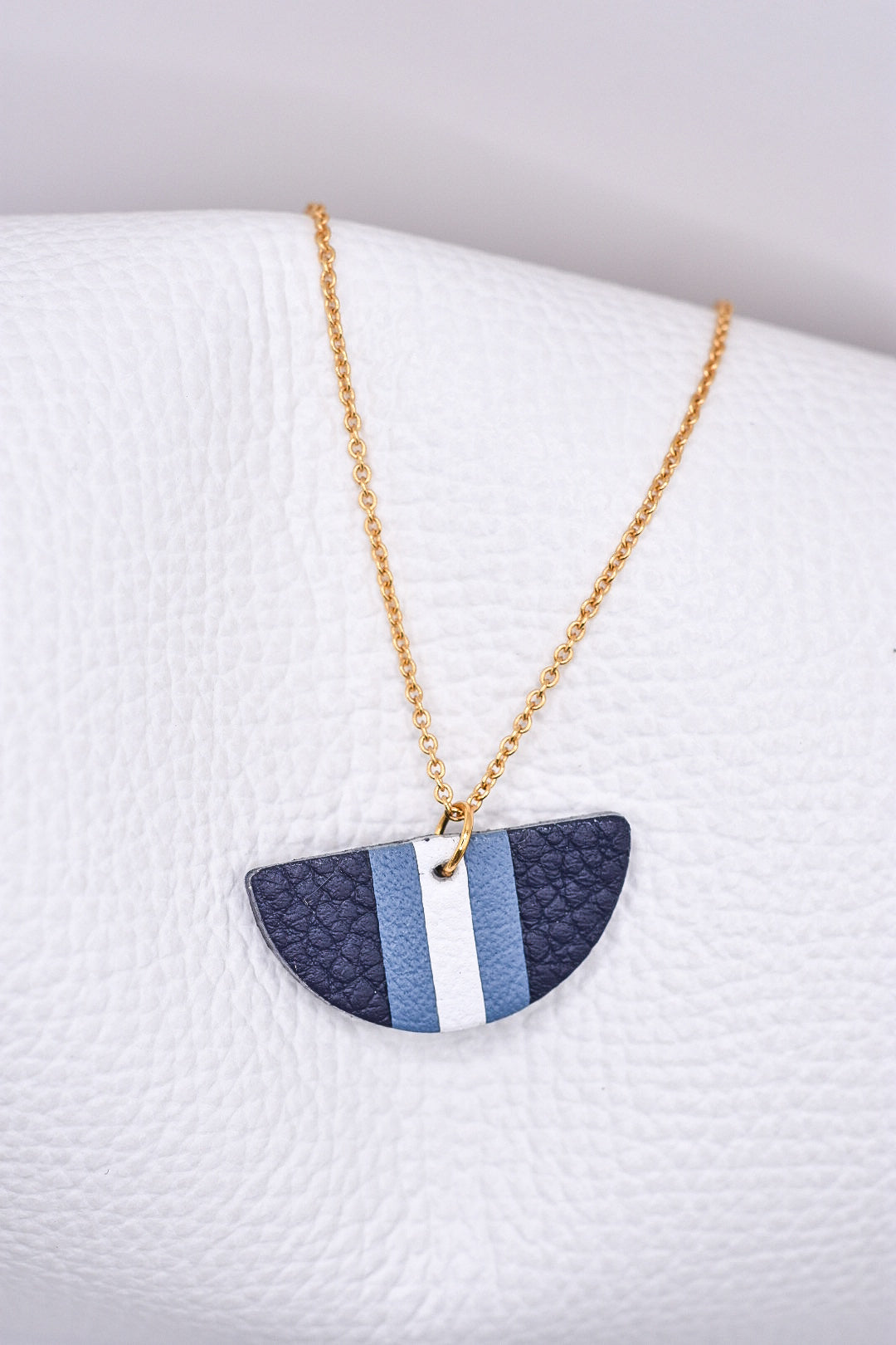 Collier Demi-Lune Marqueterie de cuir nuances de bleus