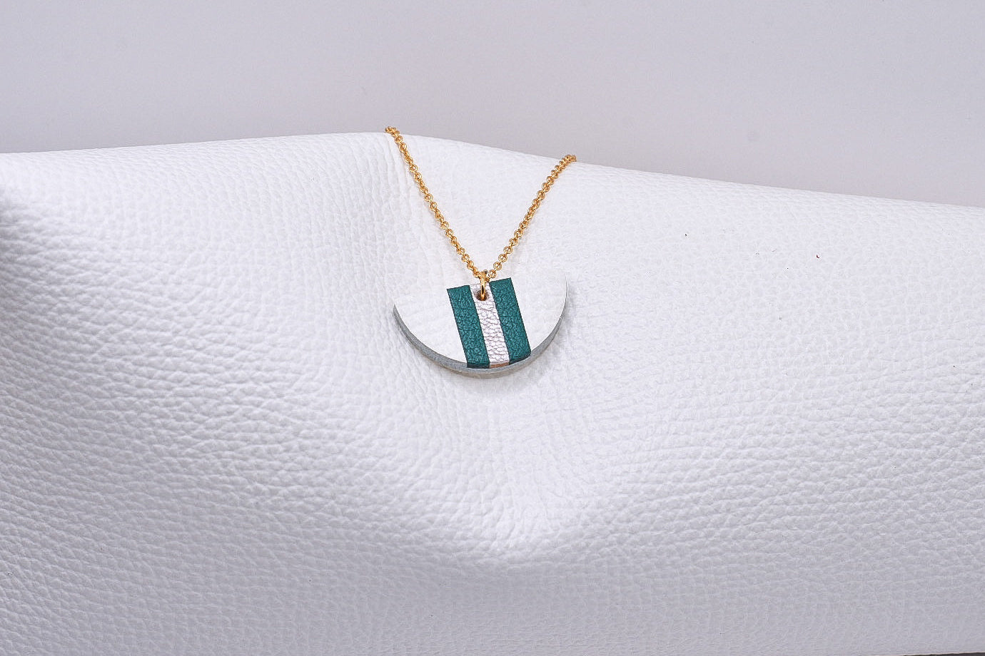 Collier Demi-Lune Marqueterie de cuir nuances de vert