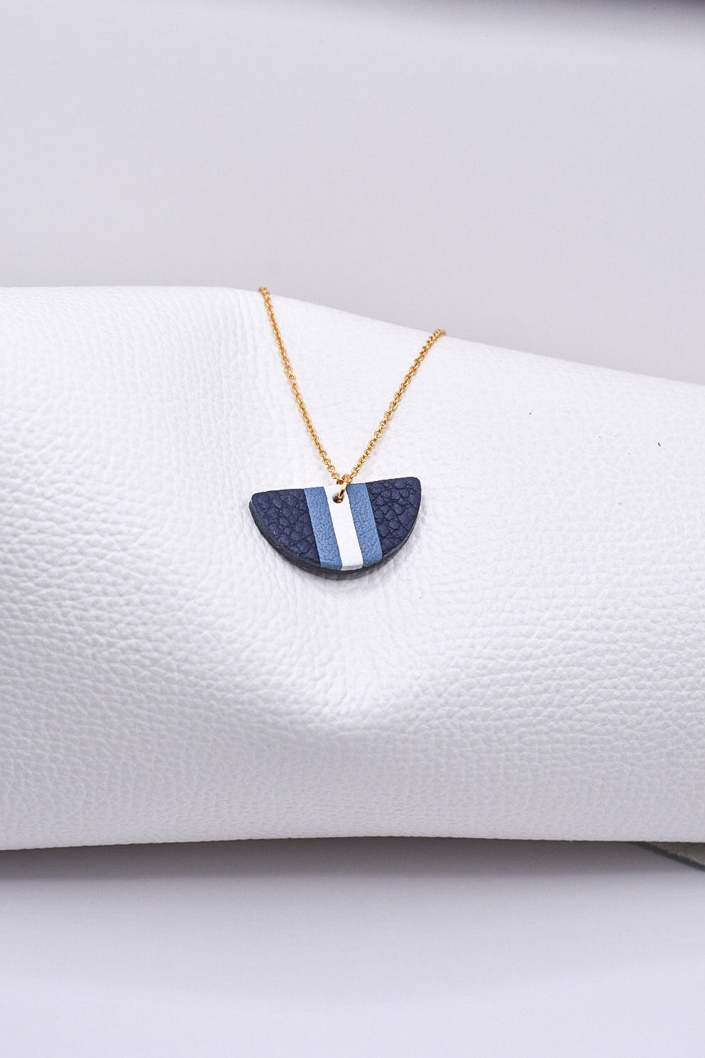Collier Demi-Lune Marqueterie de cuir nuances de bleus