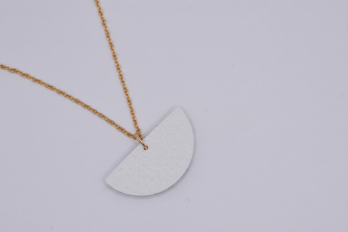 Collier Demi-Lune Marqueterie de cuir nuances de vert